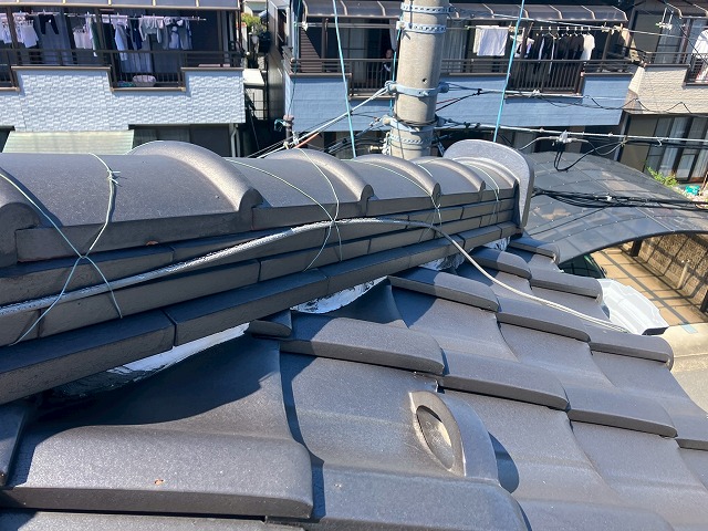 棟にケーブルをはわせている